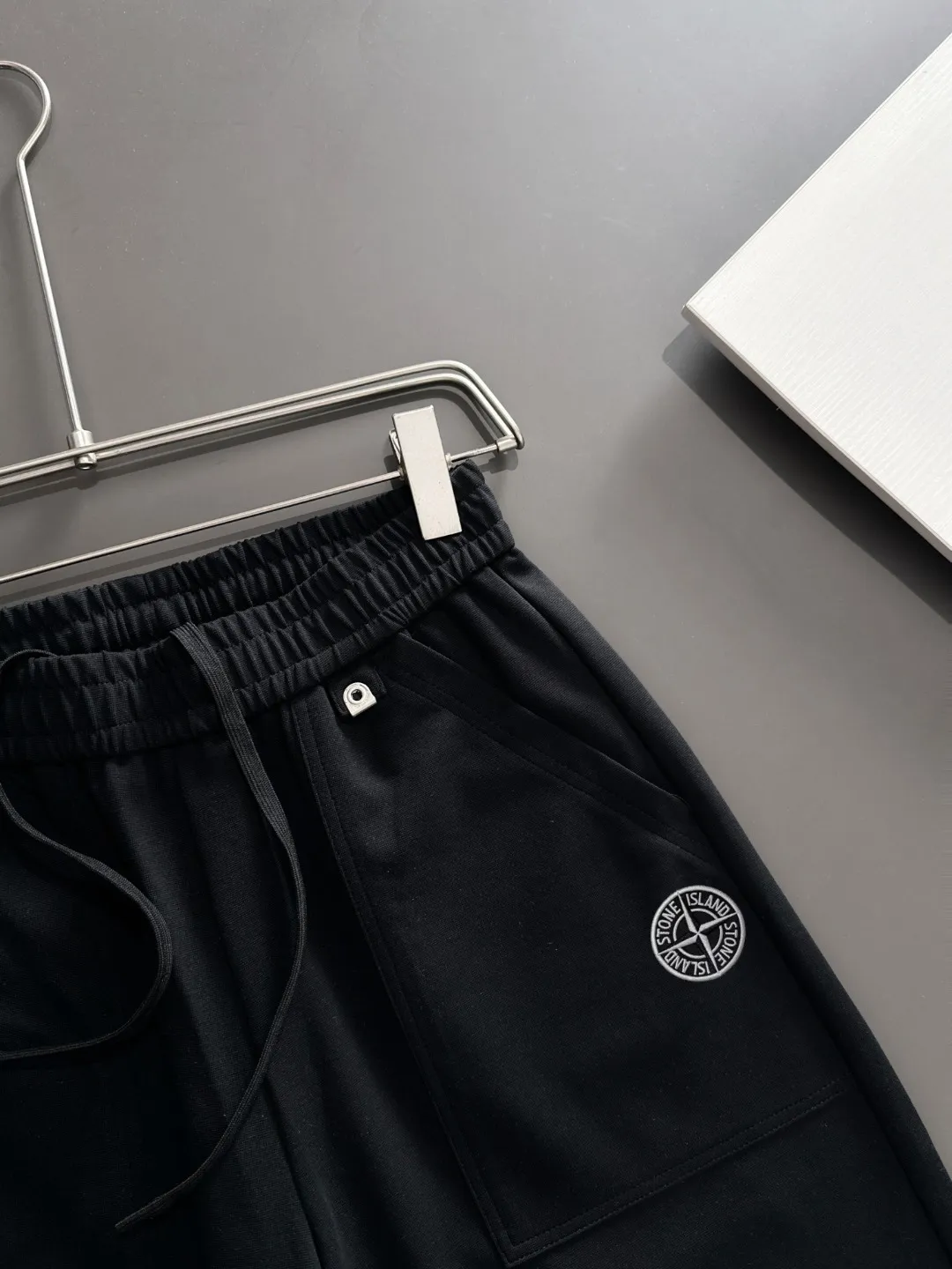 🅿️330 shipped next day P High-quality Stone Island/Stone Island 2025 spring and summer new high-definition elastic band casual solid color loose shorts, made with machines imported from Italy, two-needle seams at the hem of the trousers, fine and firm stitching, counter-customized fabrics with high breathability and comfort, impeccable details, brand element design concept, reflecting high quality. It feels delicate and soft! It presents a casual cut and the upper body shape is great! Size: S-XXL